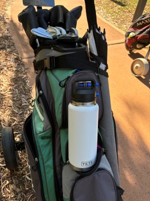 Golf bag with yeti